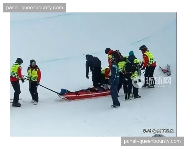 突发：南特队前锋争抢中重伤倒地，比赛暂停近十分钟后被担架抬离