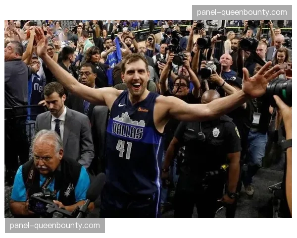 中场休息期间，独行侠主场为诺维茨基雕像举行揭幕仪式